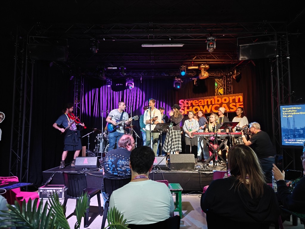Live optreden tijdens Streamborn Showcase 2026 in Neushoorn Café