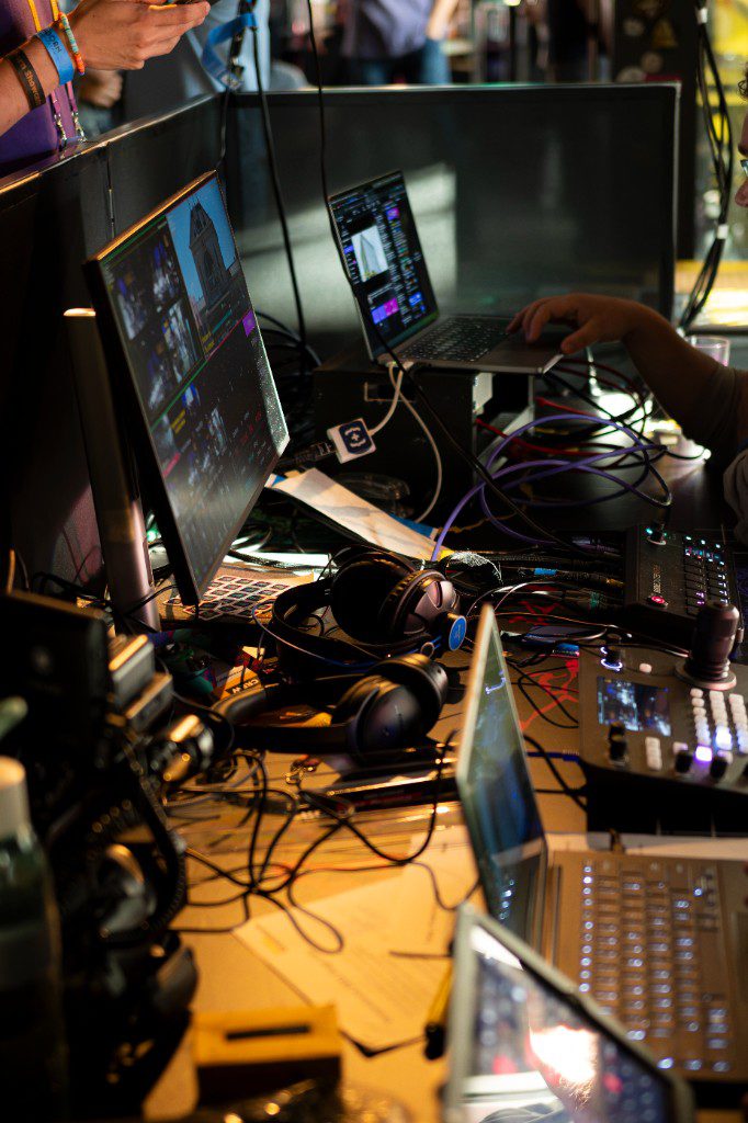 Productiedesk tijdens Streamborn Showcase 2026, met monitoren, laptops en de live switcher