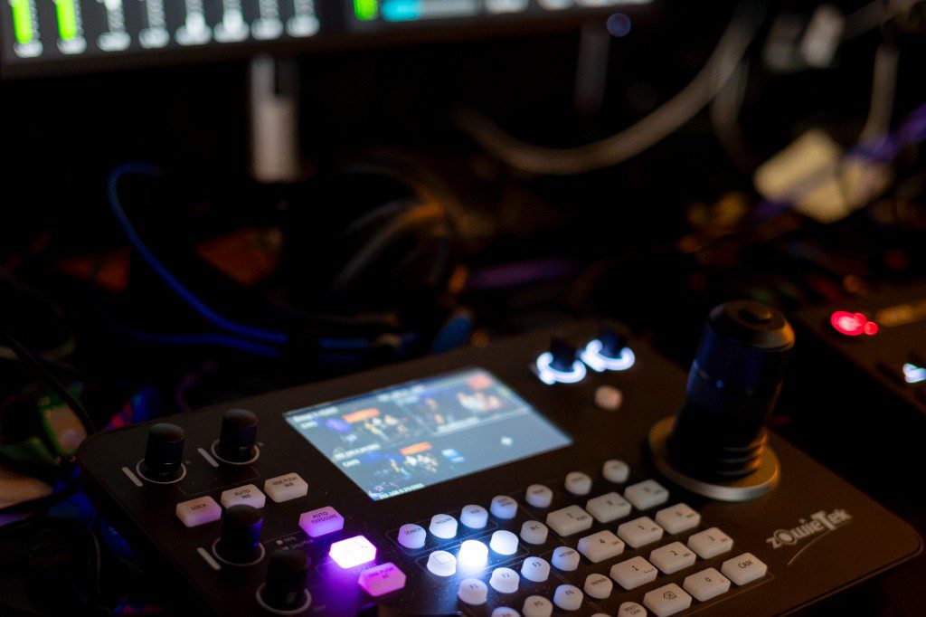 PTZ-joystick en bedieningspaneel op de productiedesk
